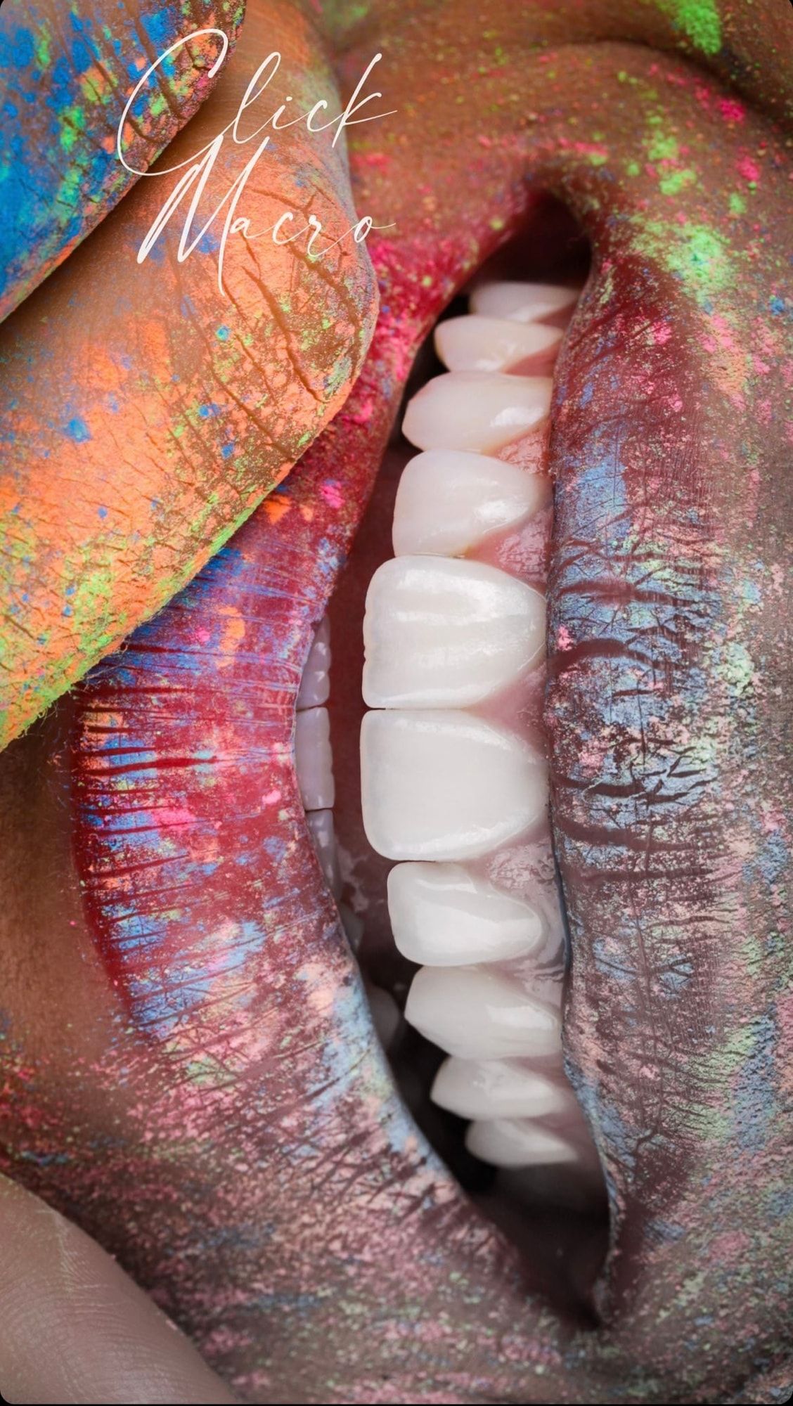 Fotografia artística de sorriso com pigmentos
